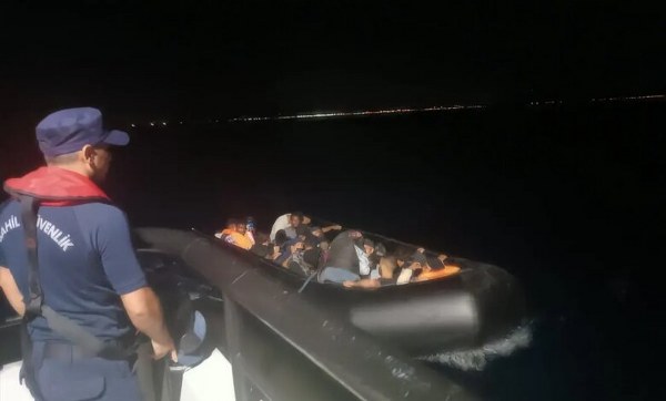 Ayvalık’ta Lastik Bottaki 23 Düzensiz Göçmen Yakalandı