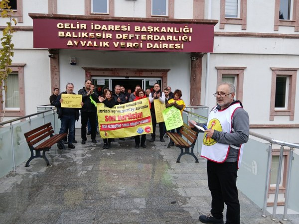 Ayvalık’ta memurlar yoksulluk sınırı üstü ücret istedi