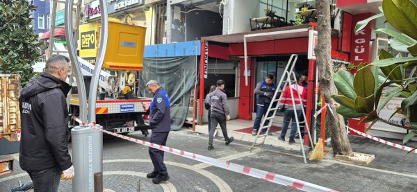 Bandırma Zabıtasından Tente Operasyonu