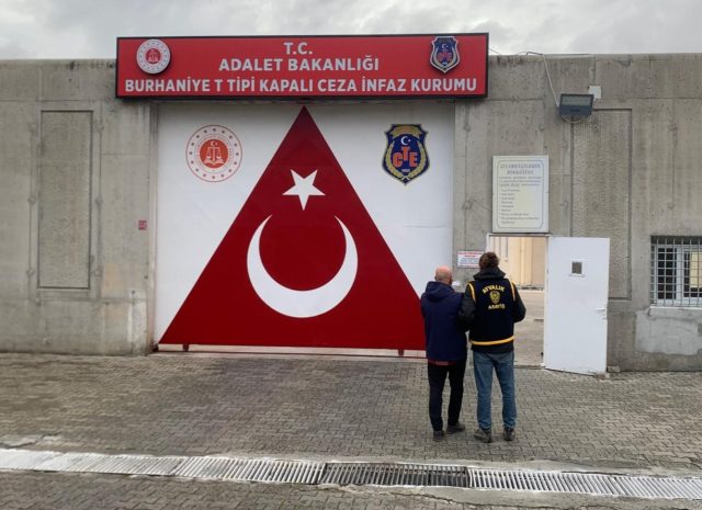 Sahte Emniyet Müdürü İşadamına Şantaj Yaparken Yakalandı
