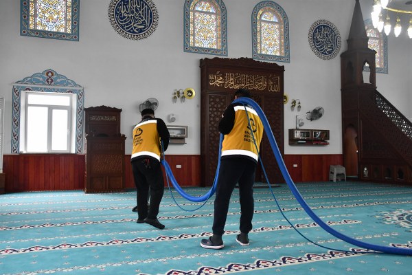 Balıkesir Büyükşehir Belediyesi’nden camilerde gül kokulu temizlik 2 Balıkesir Büyükşehir Belediyesi’nden camilerde gül kokulu temizlik