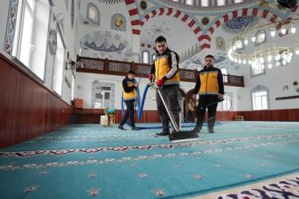 Balıkesir Büyükşehir Belediyesi’nden camilerde gül kokulu temizlik