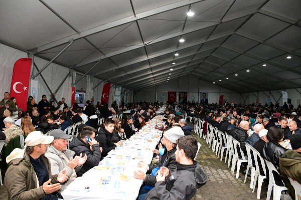 Büyükşehir ilk iftarını vatandaşlarla yaptı 4 Büyükşehir ilk iftarını vatandaşlarla yaptı