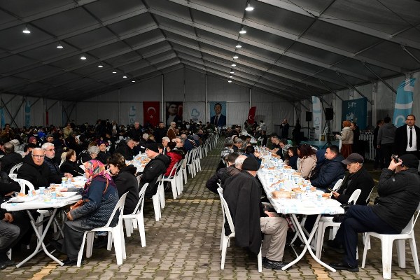 Büyükşehir ilk iftarını vatandaşlarla yaptı 2 Büyükşehir ilk iftarını vatandaşlarla yaptı