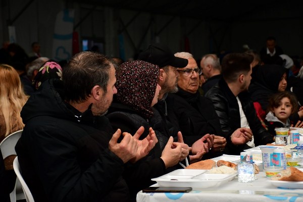 Büyükşehir ilk iftarını vatandaşlarla yaptı