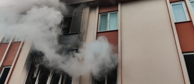 dairesinde çıkan yangın belirlenemeyen nedenle yangın çıktı. İhbar üzerine olay yerine Balıkesir Büyükşehir Belediyesi İtfaiyesi Bandırma Grup Amirliği ekipleri sevk edildi. Ekiplerin müdahalesiyle yangın kontrol altına alınarak söndürüldü. Yangın sırasında binanın üst katlarında mahsur kalan 5 kişi, itfaiye ekiplerince tahliye edilerek sağlık ekiplerine teslim edildi. Yangında can kaybı yaşanmazken, olayla ilgili Bandırma Cumhuriyet Başsavcılığınca soruşturma başlatıl