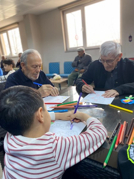 Minik Kalplerden Büyük Çınarlara Anlamlı Ziyaret 2 Minik Kalplerden Büyük Çınarlara Anlamlı Ziyaret
