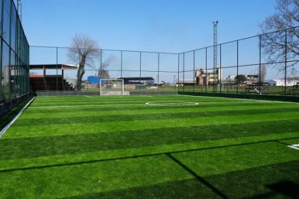 Balıkesir'de kırsal mahallelere yeni halı sahalar yapılıyor