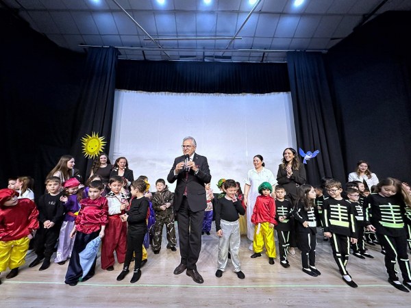 Bandırma’da miniklerden İngilizce tiyatro şovu