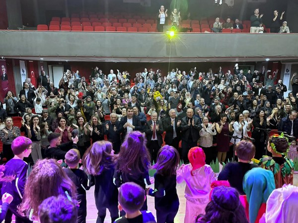 Bandırma’da miniklerden İngilizce tiyatro şovu