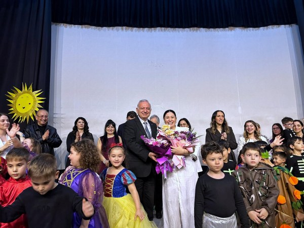 Bandırma’da miniklerden İngilizce tiyatro şovu