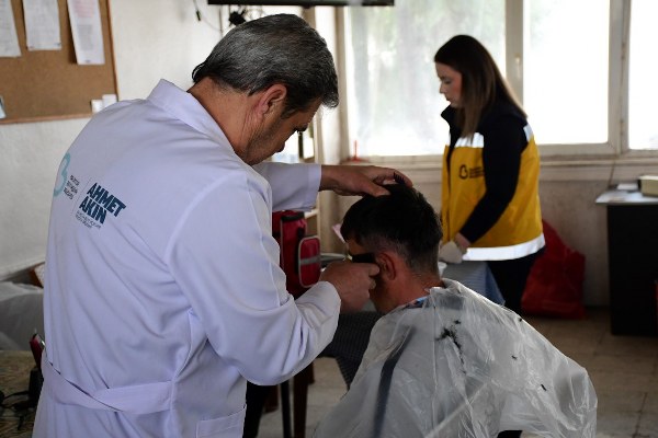 Büyükşehir Belediyesi, Yakın Berber ve Evde Bakım Hizmetleri Uygulamalarıyla vatandaşın yanında