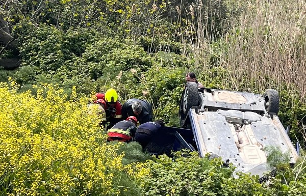 Erdek yolunda araç şarampole uçtu