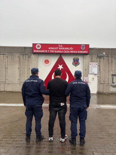 Göçmen kaçakçısı denizde yakalandı 2 Göçmen kaçakçısı denizde yakalandı
