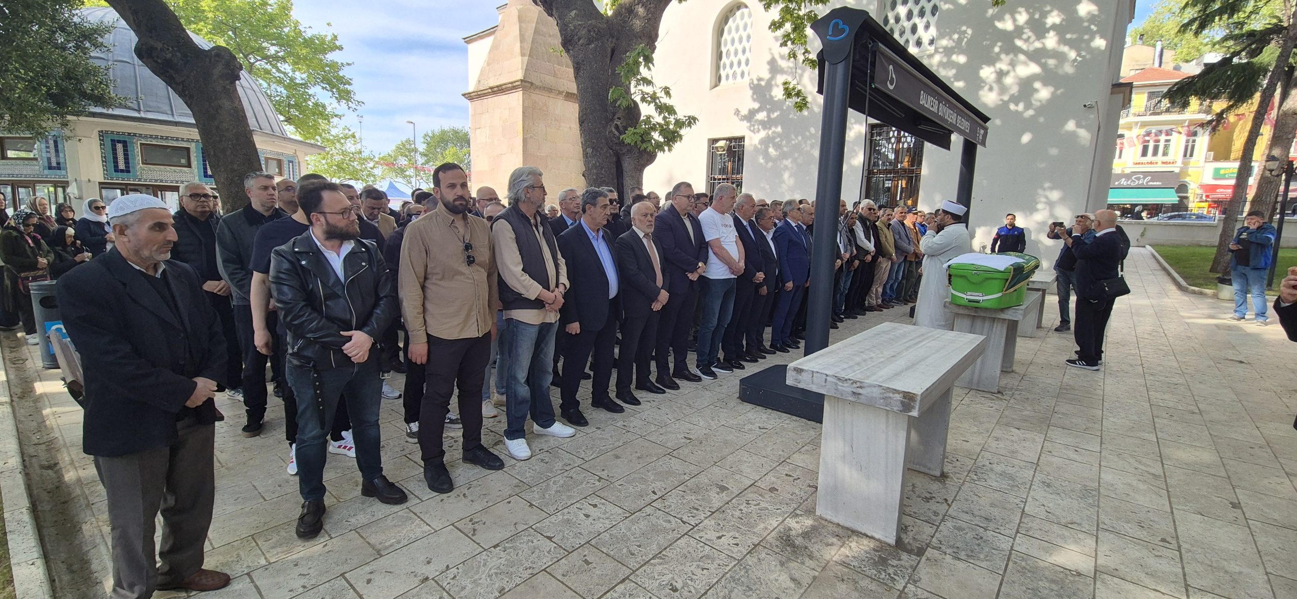 Turhan Aldemir, son yolculuğuna uğurlandı 3 Turhan Aldemir, son yolculuğuna uğurlandı