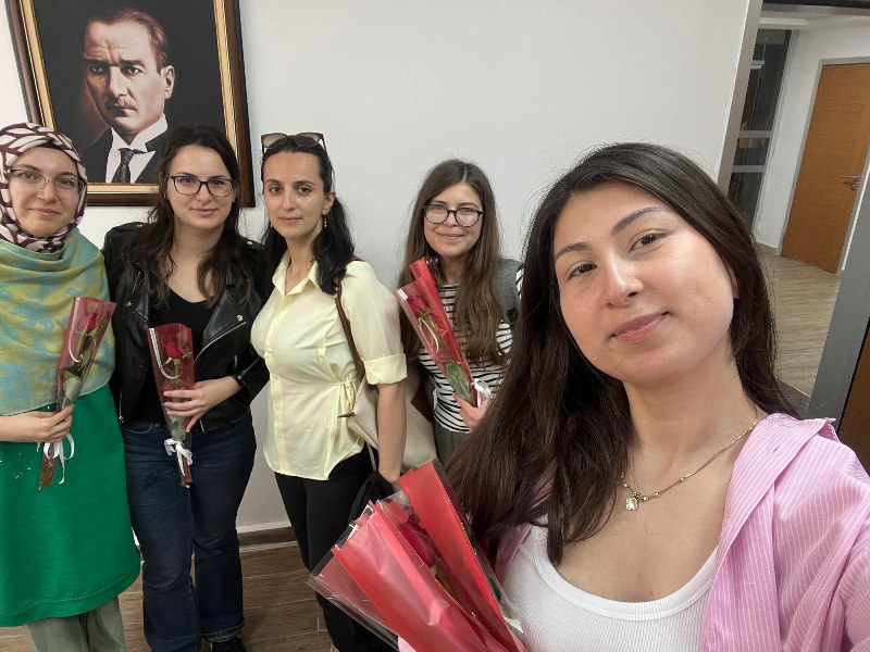 Akademik Birikim Kampüse Taşındı: Kadın Personele Gül Hediyesi 3 Akademik Birikim Kampüse Taşındı Kadın Personele Gül Hediyesi