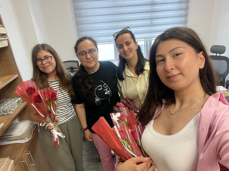 Akademik Birikim Kampüse Taşındı: Kadın Personele Gül Hediyesi 2 Akademik Birikim Kampüse Taşındı Kadın Personele Gül Hediyesi
