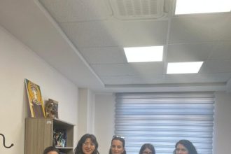 Akademik Birikim Kampüse Taşındı Kadın Personele Gül Hediyesi