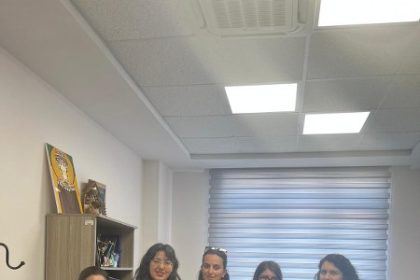 Akademik Birikim Kampüse Taşındı Kadın Personele Gül Hediyesi
