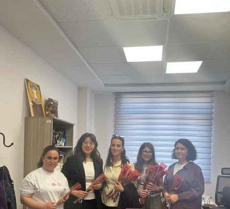 Akademik Birikim Kampüse Taşındı Kadın Personele Gül Hediyesi