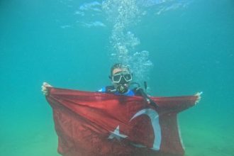 Akın, gençlerle birlikte 19 Mayıs Ruhunu Deniz Altına Taşıdı