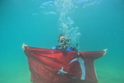 Akın, gençlerle birlikte 19 Mayıs Ruhunu Deniz Altına Taşıdı