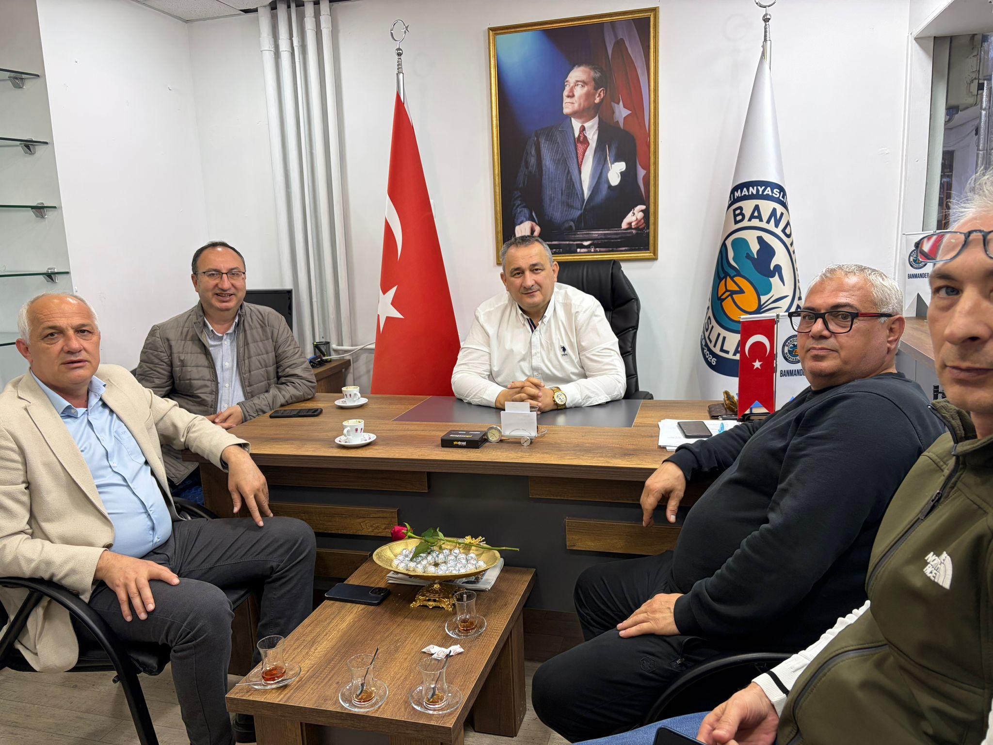 Bandırmaspor Kulüp Başkanından Bandırmalı Manyaslılar Derneği’ne Ziyaret 2 IMG 20260508 WA0057