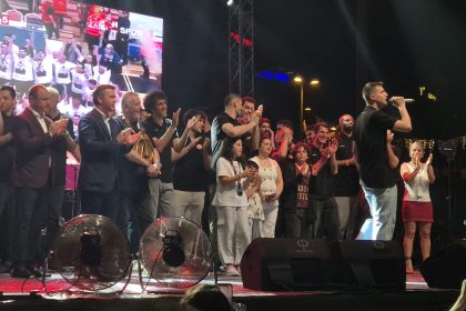 Bandırma Bordo Basketbol Kupayı Cumhuriyet Meydanı’nda Kaldırdı