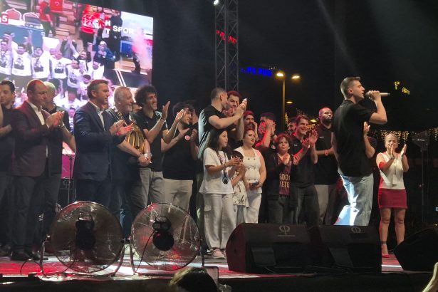 Bandırma Bordo Basketbol Kupayı Cumhuriyet Meydanı’nda Kaldırdı