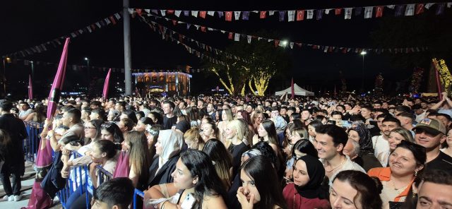Bandırma Bordo Basketbol Kupayı Cumhuriyet Meydanı’nda Kaldırdı 2 Bandırma Bordo Basketbol Kupayı Cumhuriyet Meydanı’nda Kaldırdı