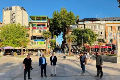 MEYDAN YENİLENİYOR, YOLLAR YAPILIYOR, CAN DOSTLAR UNUTULMUYOR!