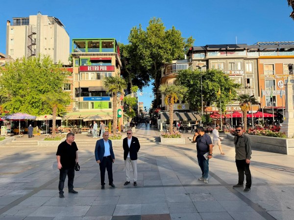 MEYDAN YENİLENİYOR, YOLLAR YAPILIYOR, CAN DOSTLAR UNUTULMUYOR!